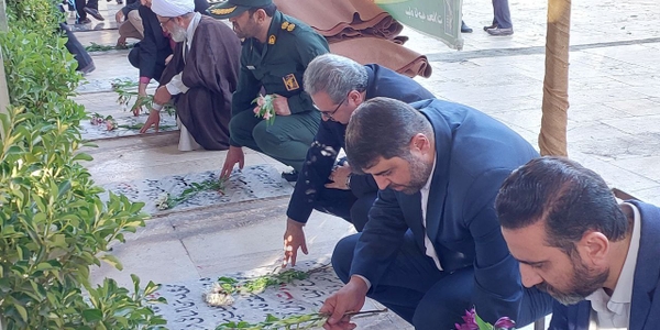 مراسم عطرافشانی و گلباران قبور مطهر شهدای والامقام در محلات برگزار شد.