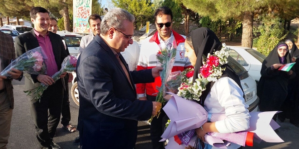 استقبال مسئولان شهرستان محلات از قهرمان بدمینتون آسیای میانه