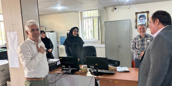 بازدید سرزده فرماندار از اداره ثبت احوال