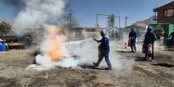 مانور عملیاتی اطفای حریق مخازن در شرکت کیمیاگران شهرک بازنه شازند برگزار شد

در سومین روز از هفته ایمنی، دوره آموزشی «ایمنی مخازن شیمیایی و مدیریت بحران در شرایط اضطراری» به همراه مانور عملیاتی شامل اطفای حریق، کف‌پاشی و خنک‌سازی مخازن با همکاری اداره HSE اداره کل صنعت، معدن و تجارت استان مرکزی  در این شرکت برگزار گردید.

این برنامه با هدف ارتقای سطح آمادگی کارکنان در مواجهه با شرایط اضطراری، افزایش مهارت‌های عملی در کنترل و اطفای حریق، و تمرین هماهنگی میان واحدهای ایمنی و مدیریت بحران اجرا شد

چهارشنبه 10 مهر 1404