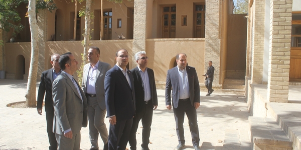 معاون علمی ، فرهنگی و اجتماعی سازمان برنامه و بودجه کشور از بیت تاریخی حضرت امام (ره) در خمین بازدید کرد