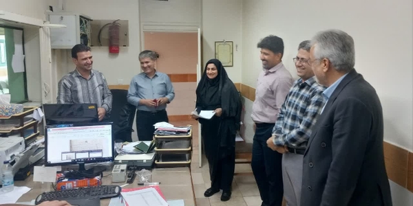 بازدید سرزده فرماندار شهرستان زرندیه از اداره ثبت احوال