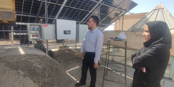 معاون فرمانداری زرندیه از اجرای پنل خورشیدی شهرداری پرندک بازدید کرد