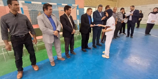 سرکشی و بازدید فرماندار شهرستان کمیجان از تمرینات ورزشکاران کاراته‌کای بانوان  در آستانه هفته نیروی انتظامی