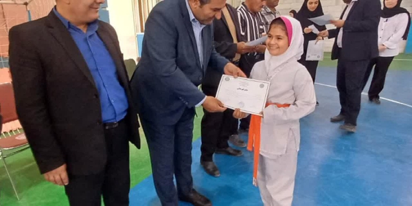 🔹تصاویری دیگر از آیین تجلیل  از بانوان کاراته‌کای روستای سمقاور با حضور فرماندار شهرستان کمیجان و مسئولین مربوطه