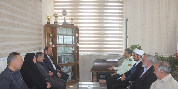 فرماندار ، معاون فرماندار و بخشدار مرکزی شهرستان با فرمانده انتظامی خمین دیدار کردند