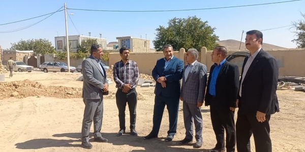 بازدید فرماندار شهرستان کمیجان از روند اجرای پروژه زمین چمن مصنوعی روستای سمقاور