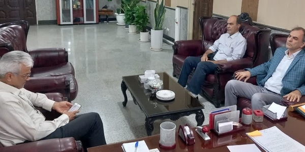 دیدار سرمایه‌گذاران احداث نیروگاه خورشیدی با فرماندار زرندیه