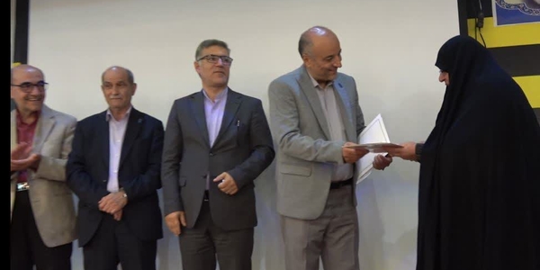 آیین معارفه رییس دانشگاه پیام نور استان با حضور جناب آقای قمری معاون سیاسی، امنیتی و اجتماعی استانداری‌،دکتر رسولی معاون حقوقی، مجلس و امور استانها و دکتر الوداری مدیردانشکده مدیریت و حسابداری دانشگاه پیام نور ، مفتح زاده مدیرکل امورزنان وخانواده استان، دکتر محمودی شهردار کلان شهر اراک، حجت الاسلام افشار نجفی مسئول دفتر نهاد رهبری در دانشگاههای استان و جمعی از مدیران استانی ، اعضای هیات علمی ، کارکنان و دانشجویان برگزار شد.