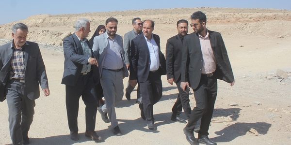 فرماندار و  برخی از مسئولان شهرستان از پروژه احداث شهرک صنوف مزاحم خمین بازدید کردند
