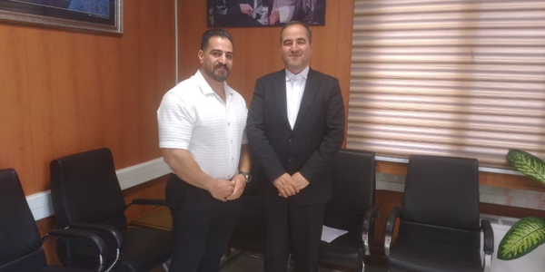 دیدار وحید رستمی ورزشکار اراکی و قهرمان مسابقات مردان آهنین با فرماندار شهرستان اراک