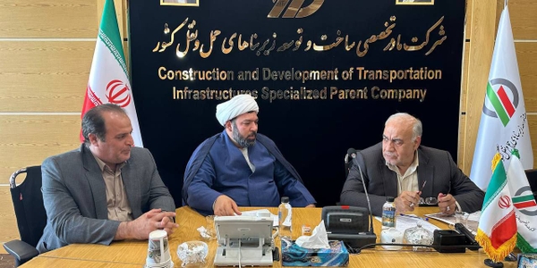 دیدار فرماندار و نماینده ساوه با معاون وزیر راه و شهرسازی و مدیرعامل شرکت ساخت و توسعه زیربناهای حمل‌ونقل کشور