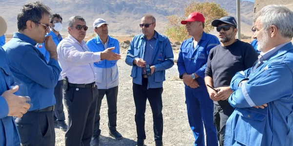 یک هفته مانده به برگزاری مانور تمام‌عیار مدیریت مخاطرات طبیعی با محوریت زلزله، سرپرست اداره کل مدیریت بحران استان مرکزی به همراه کارشناسان مربوطه از منطقه کوکبیه شازند بازدید کردند.

در این بازدید، مراحل آماده‌سازی سایت مانور، استقرار تجهیزات، جانمایی تیم‌های اجرایی و وضعیت زیرساخت‌های پشتیبانی مورد بررسی قرار گرفت.

هدف از این بازدید، اطمینان از آمادگی کامل محل برگزاری و هماهنگی میان دستگاه‌های اجرایی عنوان شد.

چهارشنبه 30 مهر 1404