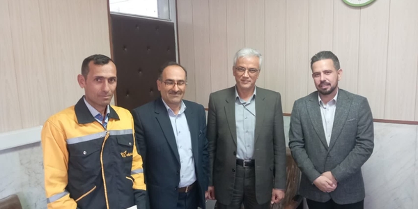 فرماندار زرندیه با حضور در اداره پست از کارکنان این مجموعه تجلیل کرد