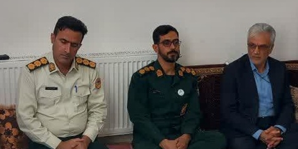 فرماندار شهرستان زرندیه با دو نفر از روشندلان شهرستان دیدار کرد