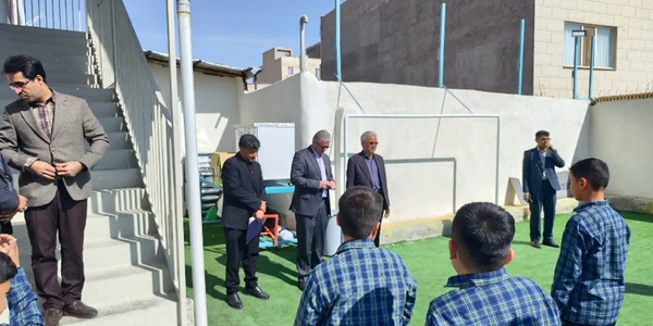 امیرحسین اشرفیان، دانش‌آموز دبیرستان شهید روانبخش (سروش) شهر مامونیه به عنوان نفر برتر مسابقات برنامه‌نویسی استان تقدیر شد