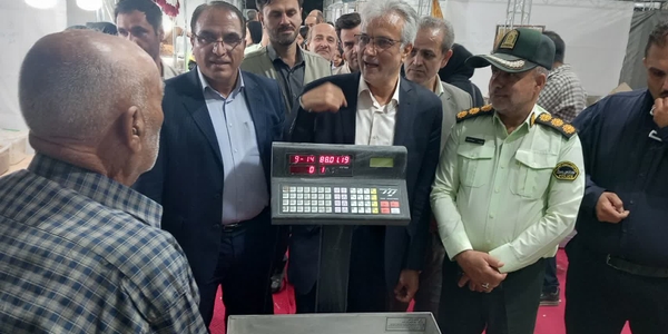 فرماندار و مدیران ارشد از محل غرفه‌های جشنواره پسته زرندیه بازدید کردند