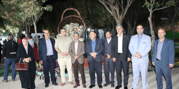 شهردار و اعضای شورای اسلامی شهر ساوه از سومین جشنواره پسته شهرستان زرندیه بازدید کردند