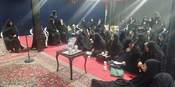 گردهم آیی مسئولین بیت الزهراهای شهرستان اراک با حضور مدیرکل اموربانوان وخانواده استان.

فعالین مردمی جمعیت درشهرستان اراک برای تبادل تجربیات خود گردهم آمدند واز رهنمودهای دبیرستاد جمعیت استان ومسئولین ستاد مردمی جمعیت استان وشهرستان بهره بردند.
درپایان این نشست مقررگردید مسئولین بیت الزهراها (ع) یا هیئت های محله ای فعال درکنشگری جمعیت ، بصورت فصلی جلسه تبادل تجربه داشته باشند.
این نشست در حسینیه امامزاده آمنه خاتون (س) با همکاری اداره اوقاف وستاداجرایی فرمان حضرت امام (ره) برگزارگردید.

پنجشنبه ۱ آبان ۱۴۰۴