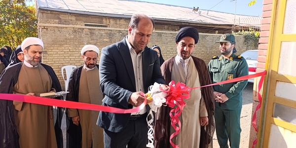 فرماندار و امام جمعه خمین از نمایشگاه  "امید 2 " در دبیرستان فرزانگان خمین بازدید کردند