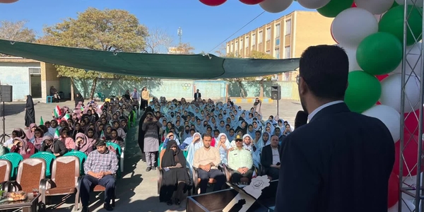 نواخته شدن زنگ پدافند غیرعامل در مدرسه دخترانه ایران با حضور مدیرکل پدافند غیرعامل استان مرکزی