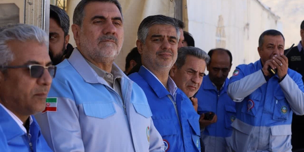 مانور ترکیبی «اقتدار آفتاب» در استان مرکزی برگزار شد

ارزیابی توان امدادی و عملیاتی دستگاه‌های عضو ستاد مدیریت بحران استان در منطقه کوکبیه شازند

مانور بزرگ و تمام‌عیار ترکیبی مدیریت بحران استان مرکزی با عنوان «اقتدار آفتاب» صبح امروز در منطقه کوکبیه شهرستان شازند آغاز شد.
این مانور با حضور دکتر حسین ساجدی‌نیا، رئیس سازمان و دبیر شورای عالی مدیریت بحران کشور، دکتر مهدی زندیه‌وکیلی، استاندار مرکزی، مرتضی میری، سرپرست اداره کل مدیریت بحران استان، فرمانداران، مدیران کل، فرماندهان نظامی و انتظامی و اعضای ستاد مدیریت بحران استان در حال برگزاری است.

در این رزمایش، سناریوهای مختلف ازجمله مقابله با زلزله، سیل، آتش‌سوزی، نشت مواد خطرناک و عملیات آواربرداری به اجرا درآمده و توان هماهنگی، امدادی و عملیاتی دستگاه‌های عضو ستاد مدیریت بحران استان مورد پایش و ارزیابی قرار می‌گیرد.

در مانور اقتدار آفتاب، بیش از دو هزار نیروی عملیاتی از ۶۵ دستگاه اجرایی و بیش از ۴۰۰ دستگاه خودروی سبک و سنگین شامل ماشین‌آلات راه‌سازی، پمپ‌های آب، خودروهای امدادی و آتش‌نشانی حضور دارند.