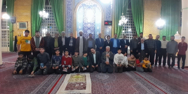 🔘 حضور فرماندار خنداب در نماز جماعت مسجد امام حسین(ع) و تجلیل از نوجوانان فعال فرهنگی