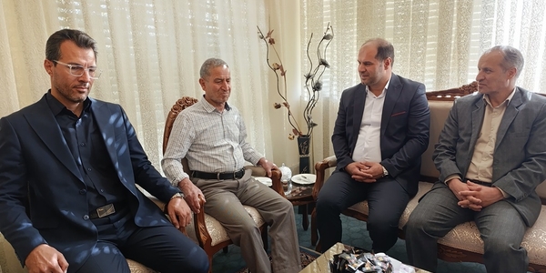 فرماندار با تعدادی از پیشکسوتان حوزه تعلیم وتربیت در شهرستان خمین دیدار کرد