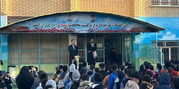 مدیرکل پدافند غیرعامل استان مرکزی در جمع دانش‌آموزان مدرسه شاهد شکوفه‌های ایثار اراک