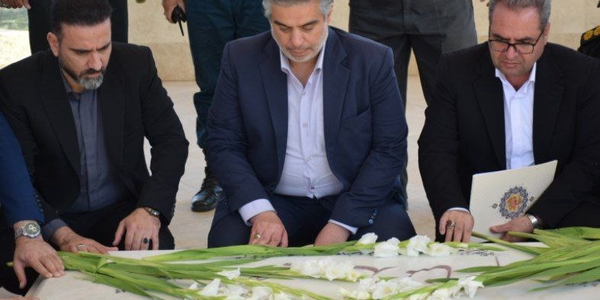 ادای احترام استاندار مرکزی به شهید گمنام آرمیده در شهر نیم‌ور