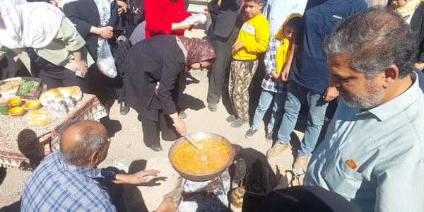 جشنواره بزرگ پرواز بادبادک‌ها، املت و چای آتشی در محلات برگزار شد.