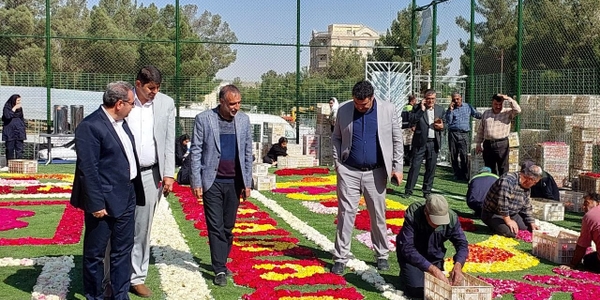 بازدید فرماندار شهرستان محلات از روند آماده‌سازی هشتمین فرش سرگل قاره کهن