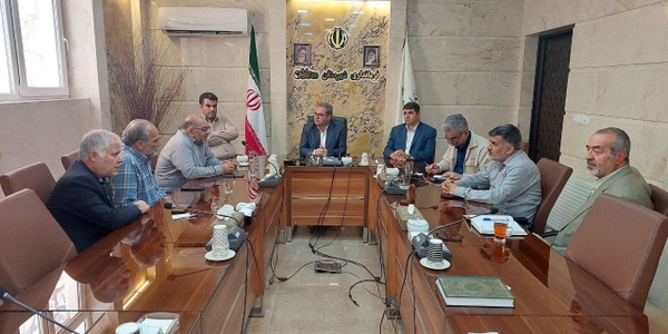 نشست فرماندار محلات با پیشکسوتان و صاحبان اندیشه در راستای توسعه اقتصادی شهرستان برگزار شد