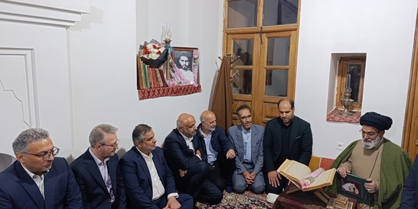 وزیر تعاون ، کار و رفاه اجتماعی از بیت تاریخی حضرت امام (ره) در خمین بازدید کرد