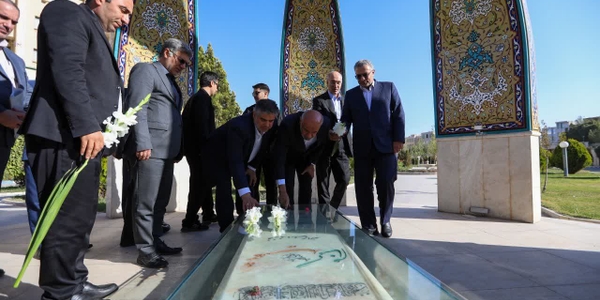 ادای احترام وزیر کار به شهید گمنام آرمیده در استانداری مرکزی