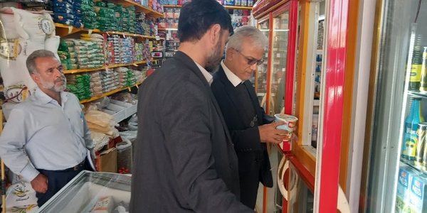 کنترل قیمت و رعایت بهداشت در فروشگاه‌های شهر زاویه با نظارت فرماندار زرندیه