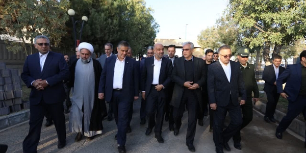 دکتر احمد میدری وزیر تعاون، کار و رفاه اجتماعی به زرندیه آمد؛ ادای احترام به شهدای مامونیه و آغاز پروژه مسکن کارگری