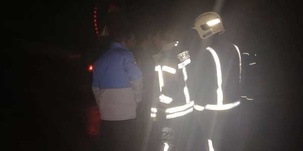 واژگونی تانکر حامل بنزین در محور منتهی به شهر جدید امیرکبیر

 یک دستگاه تانکر حامل بنزین در محور نرسیده به شهر جدید امیرکبیر دچار واژگونی شد. این حادثه حدود ساعت ۲۲ رخ داد و عملیات ایمن‌سازی و پاکسازی محل تا ساعت ۵ بامداد ادامه داشت.

سید مرتضی میری، سرپرست اداره‌کل مدیریت بحران استان مرکزی نیز در محل حاضر شد و روند مدیریت و ایمن‌سازی موقعیت را به‌صورت میدانی پیگیری کرد.

اقدامات لازم برای جلوگیری از نشت و بروز حریق توسط عوامل امدادی و عملیاتی انجام شد و محل حادثه تحت کنترل قرار گرفت.
جمعه 23 ابان 1404