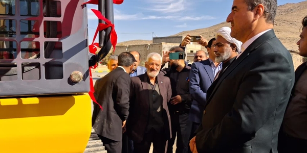 🟩 بهره‌برداری از یک دستگاه بیل مکانیکی زنجیری سنگین در روستای جیریا با حضور فرماندار شهرستان اراک