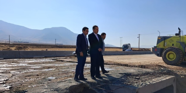 بازدید فرماندار اراک از پروژه پل در دست احداث ورودی خانه‌میران