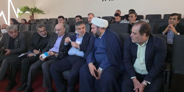 بازدید استاندار مرکزی از شرکت افق دارو / تأکید بر توسعه صنعت و تقویت تولیدات بومی