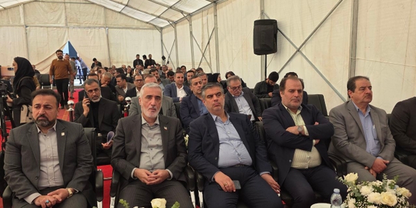 حضور استاندار مرکزی در آیین افتتاح خط تولید ماده مؤثر «متفورمین» در صنایع شیمیایی کیمیاگران امروز