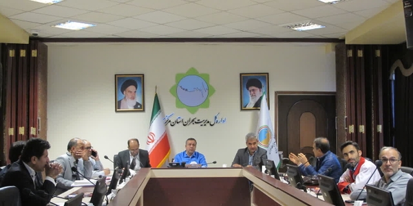 برگزاری جلسه کارگروه شرایط اضطرار پدیده گرد و غبار به ریاست سیدمرتضی میری

جلسه کارگروه شرایط اضطرار پدیده گرد و غبار به ریاست سیدمرتضی میری سرپرست اداره‌کل مدیریت بحران استان مرکزی و با حضور نمایندگان دستگاه‌های عضو و کارشناسان تخصصی برگزار شد.

در این نشست، آخرین وضعیت پدیده گرد و غبار در استان، میزان غلظت ذرات معلق، آمادگی دستگاه‌های خدمات‌رسان و اقدامات پیشگیرانه و مقابله‌ای بررسی شد.

سرپرست اداره کل، با تأکید بر لزوم آمادگی کامل دستگاه‌ها، بر اجرای دقیق دستورالعمل‌های شرایط اضطرار، اطلاع‌رسانی به‌موقع به شهروندان، حفاظت از گروه‌های حساس و هماهنگی مستمر میان دستگاه‌های عضو کارگروه تأکید کرد.

در پایان جلسه نیز مصوباتی در زمینه ارتقای سامانه پایش، آماده‌باش تیم‌های امدادی و بهداشتی، تقویت اطلاع‌رسانی عمومی و تشدید نظارت بر فعالیت‌های محرک گرد و غبار به تصویب رسید

چهارشنبه 28 آبان 1404