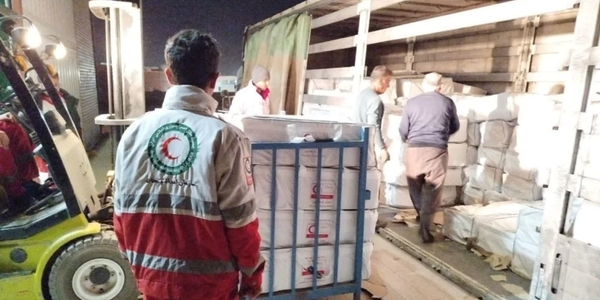 تجهیز انبار هلال احمر زرندیه به ۴۰۰ چادر امدادی جدید