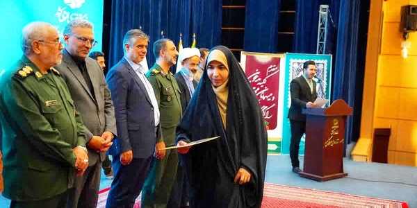 🔰فرماندار دلیجان حامی برتر کتاب در استان مرکزی معرفی شد. 

در مراسم استانی آیین گرامیداشت و تجلیل از فعالان کتابخوانی با حضور استاندار مرکزی؛
حامیان کتاب، کتابداران و اعضای برتر کتابخانه‌های عمومی استان مرکزی معرفی شدند

در آیین بزرگداشت کتاب، کتابخوانی و کتابدار استان مرکزی که با حضور استاندار و مسئولان ارشد استانی برگزار شد، جمعی از حامیان کتاب، کتابداران و اعضای کتابخانه های عمومی استان مورد تقدیر قرار گرفتند.  

 در این آیین مهندس مازیار گلشن فرماندار و رئیس انجمن کتابخانه های عمومی شهرستان دلیجان به عنوان حامی برتر کتاب، زینب‌سادات سیدی مسئول کتابخانه علامه سید عبدالهادی دلیجانی به عنوان کتابدار برتر و زهره محمدی به عنوان عضو برتر کتابخوان کتابخانه علامه دلیجانی در سطح استان مرکزی منتخب و معرفی شدند.

اداره کتابخانه های عمومی کسب این موفقیت استانی را به جامعه کتابخوان شهرستان دلیجان تبریک ویژه عرض می نماین