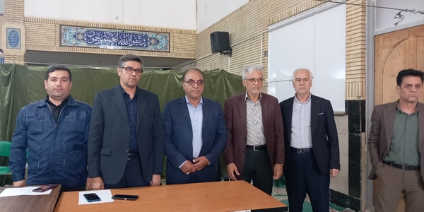 میز خدمت هفته بسیج با حضور فرماندار و مسئولان در نماز جمعه زرندیه برگزار شد