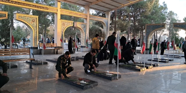 مزار مطهر شهدای شهرستان زرندیه همزمان با هفته بسیج گلباران و عطر افشانی شد