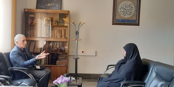 دیدار آقای مهدوی نویسنده کتاب سودابه (درحوزه آسیب های اجتماعی خانواده) بامفتح زاده مدیرکل امورزنان و خانواده استانداری