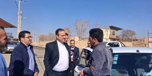 ادای احترام فرماندار و تعدادی از مدیران دستگاه‌های اجرایی شهرستان اراک به مقام شامخ شهدای روستای ابراهیم آباد