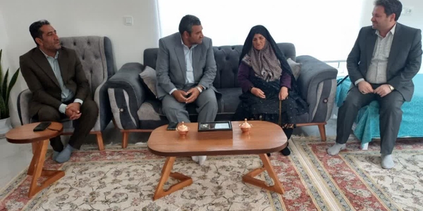 دیدار فرماندار شهرستان کمیجان با خانواده شهید جعفرآبادی